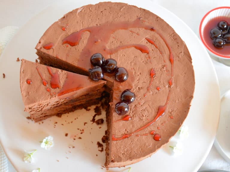 Schokomousse-Torte mit Amarenakirschen, laktosefrei - Ich muss backen