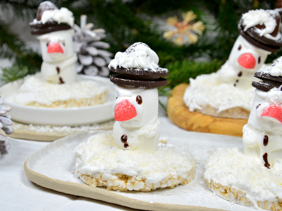 Süße Schneemänner aus Marshmallows und anderen Süßigkeiten