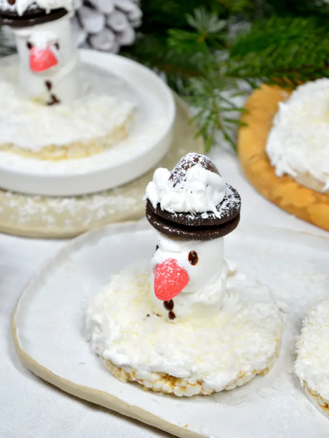 Süße Schneemänner aus Marshmallows und anderen Süßigkeiten
