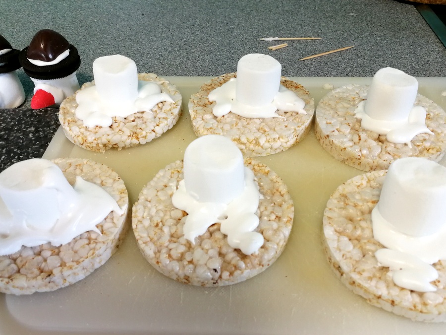 Süße Schneemänner aus Marshmallows und Süßigkeiten: Bäuche und Böden