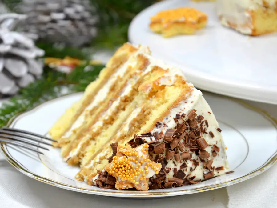 Weihnachtliche Tiramisu-Torte, laktosefrei, ein Stück auf Teller