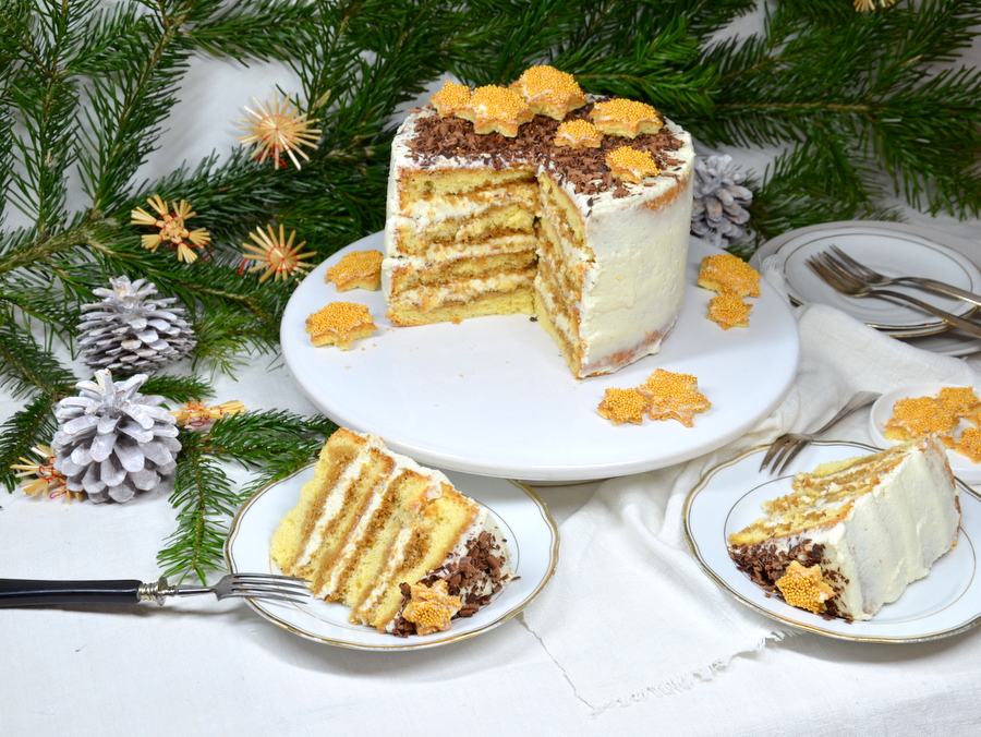 Weihnachtliche Tiramisu-Torte, laktosefrei, zwei Stück abgeschnitten und auf Tellern