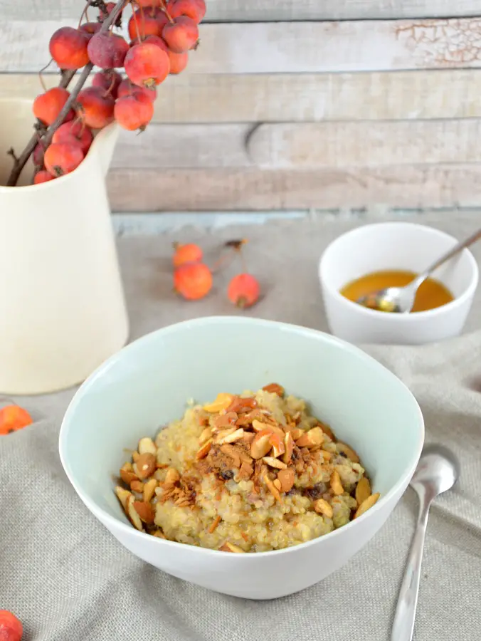 Quinoa-Porridge mit Cranberrys und Zimt-Mandeln
