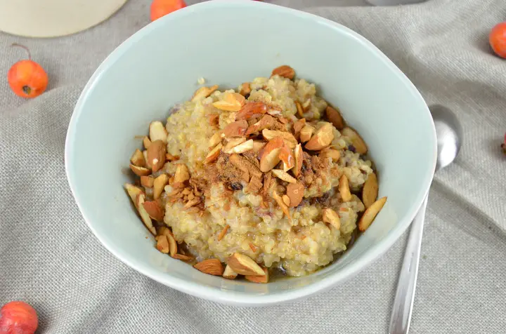 Quinoa-Porridge mit Cranberrys und Zimt-Mandeln, vegan, laktosefrei