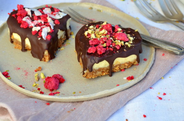 Ein Glas mit Himbeer-Cheesecake, verziert mit Schokolade und Himbeeren