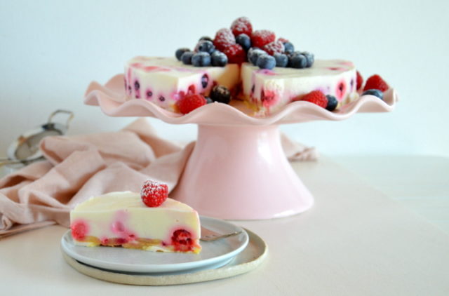 No-bake Joghurttorte mit Beerenmischung, laktosefrei