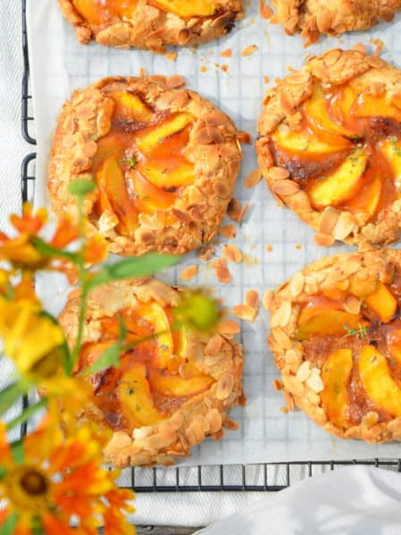 Pfirsich-Galettes mit Mandelcreme, laktosefrei - Ich muss backen