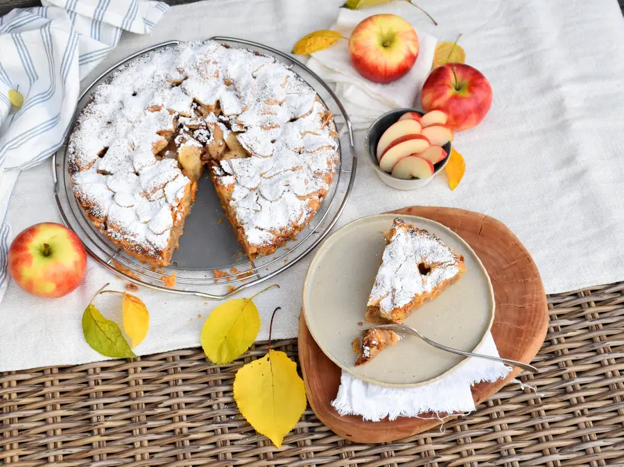 Apple Pie, 1 Stück auf Teller, hinten der Kuchen
