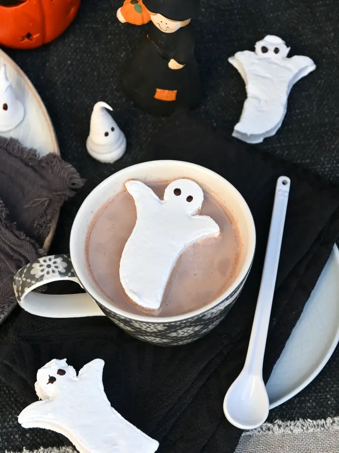 Marshmallow-Geister für Halloween,