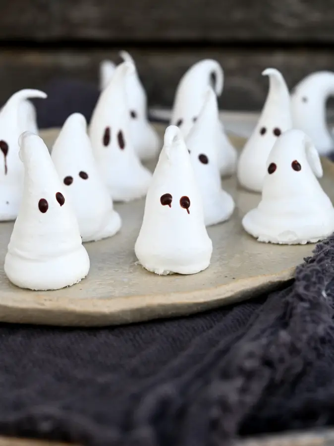 Viele kleine Marshmallow-Geister für Halloween,, auf einem Teller