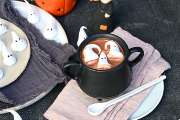 3 Marshmallow-Geister in einer Tasse heißer Schokolade