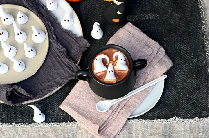 3 Marshmallow-Geister in einer Tasse heißer Schokolade