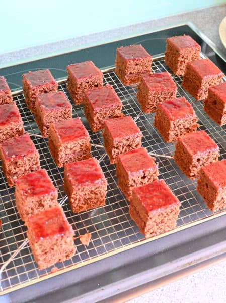 Sacher-Würfel für Halloween, laktosefrei - Ich muss backen