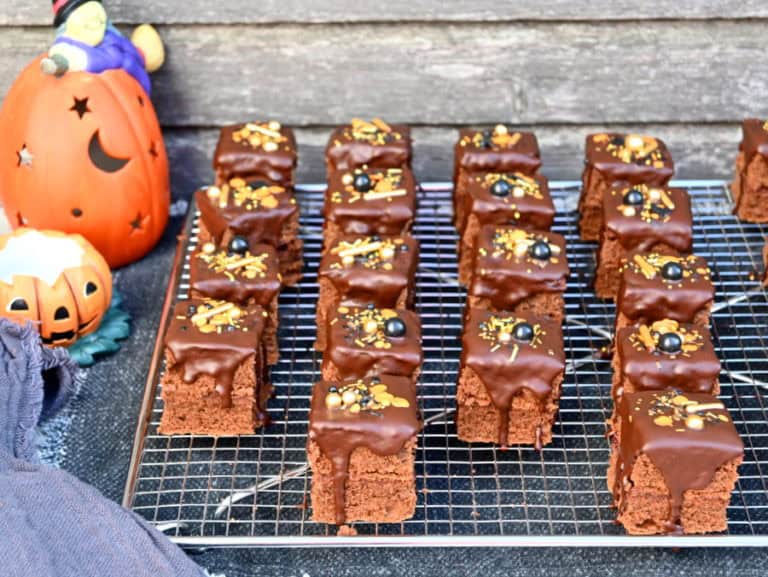 Sacher-Würfel für Halloween, laktosefrei - Ich muss backen