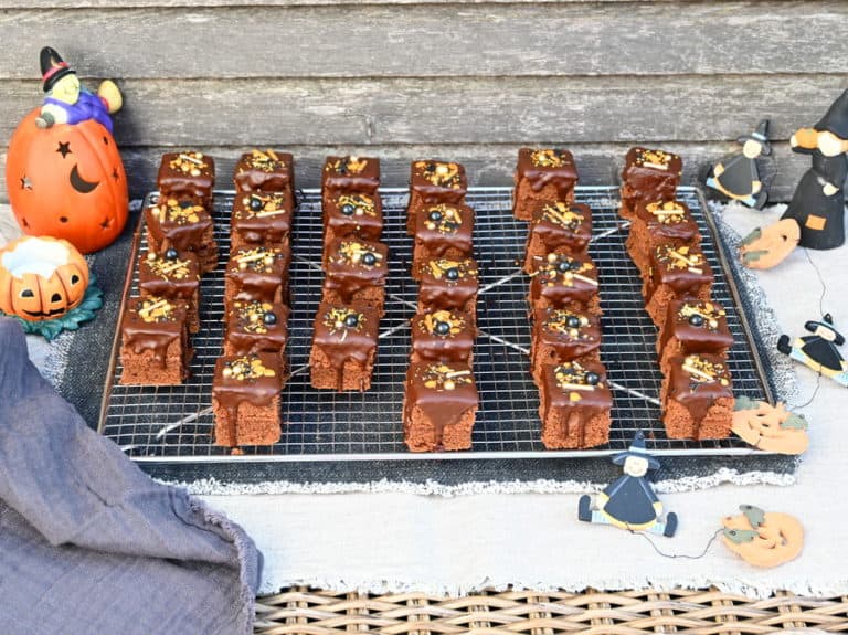 Sacher-Würfel für Halloween, laktosefrei - Ich muss backen