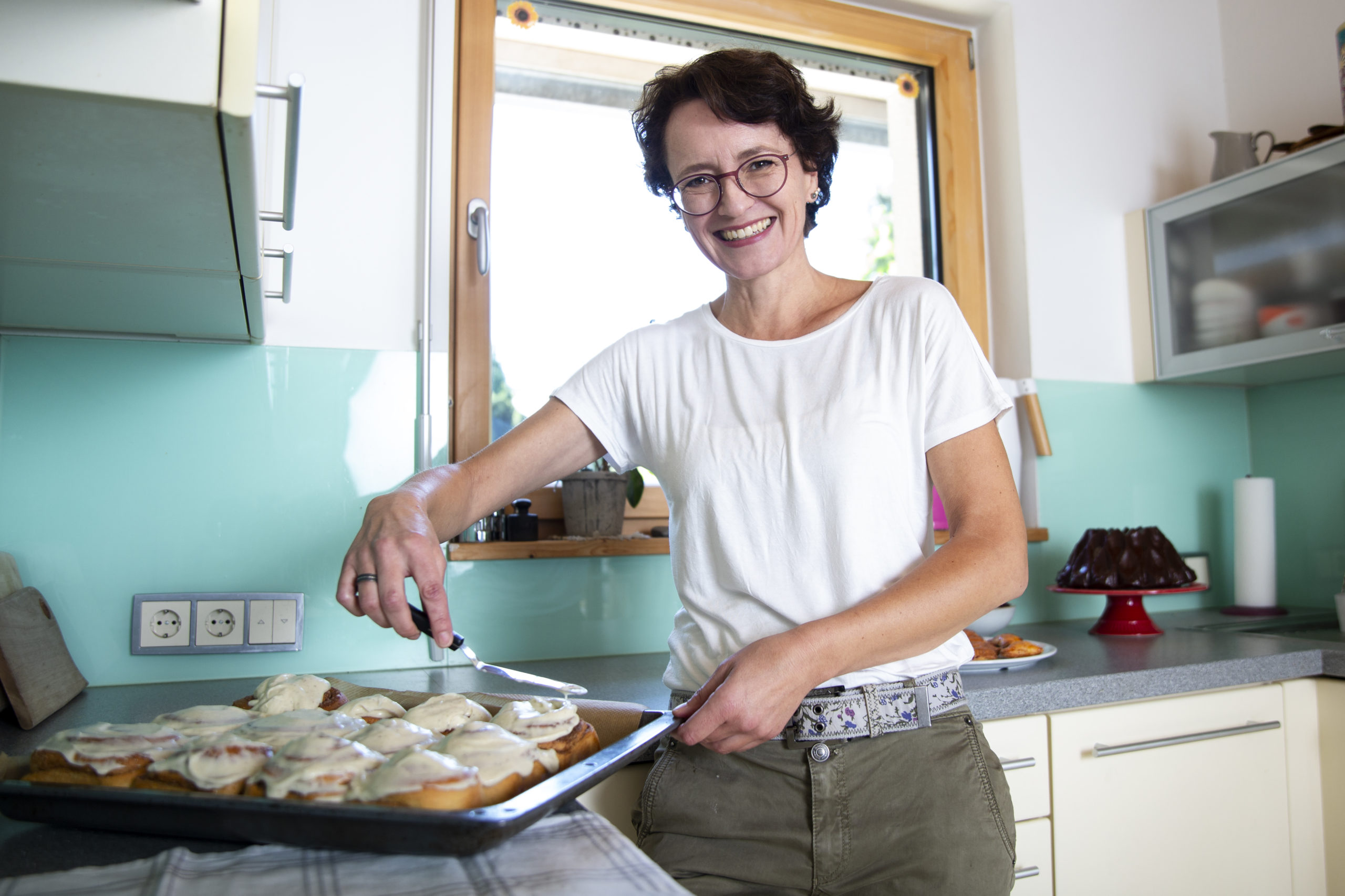 Eva Dragosits in der Küche, beim Fertigstellen von Zimtschnecken