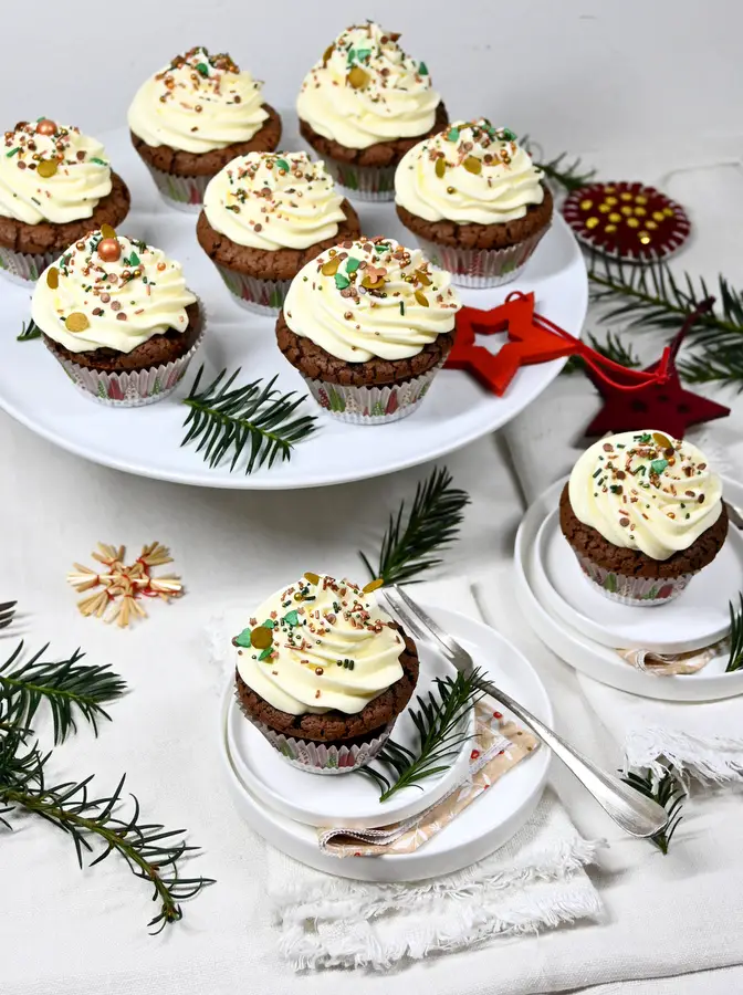 Weihnachtliche Schoko-Cupcakes mit Frischkäse Topping, festlich dekoriert auf der Weihnachtstafel