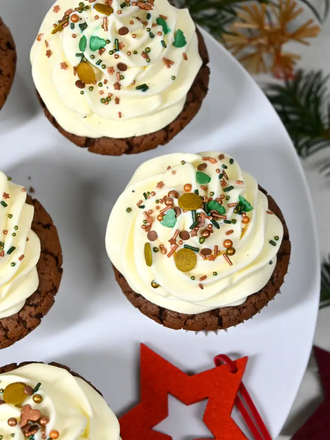 Weihnachtliche Schoko-Cupcakes mit Frischkäse Topping auf Tortenplatte