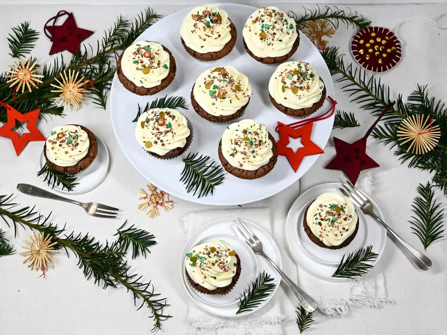 Schoko-Cupcakes mit Frischkäse Topping, festlich dekoriert auf der Weihnachtstafel