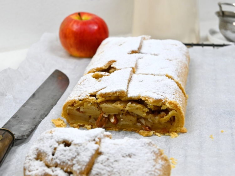 Apfelschlangerl nach einem Rezept von 1896, eine Art Apfelstrudel aus ...