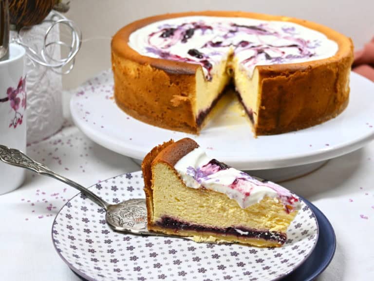Topfentorte / Käsekuchen mit Brombeermarmelade und Sauerrahm-Brombeer ...