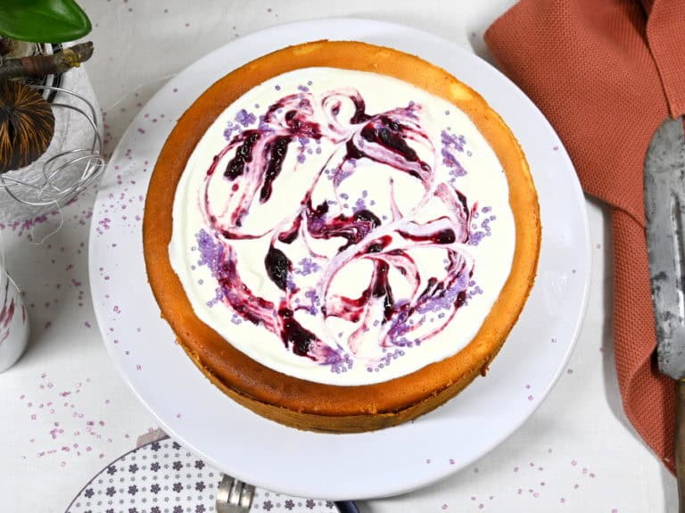 Topfentorte / Käsekuchen mit Brombeermarmelade und Sauerrahm-Brombeer ...