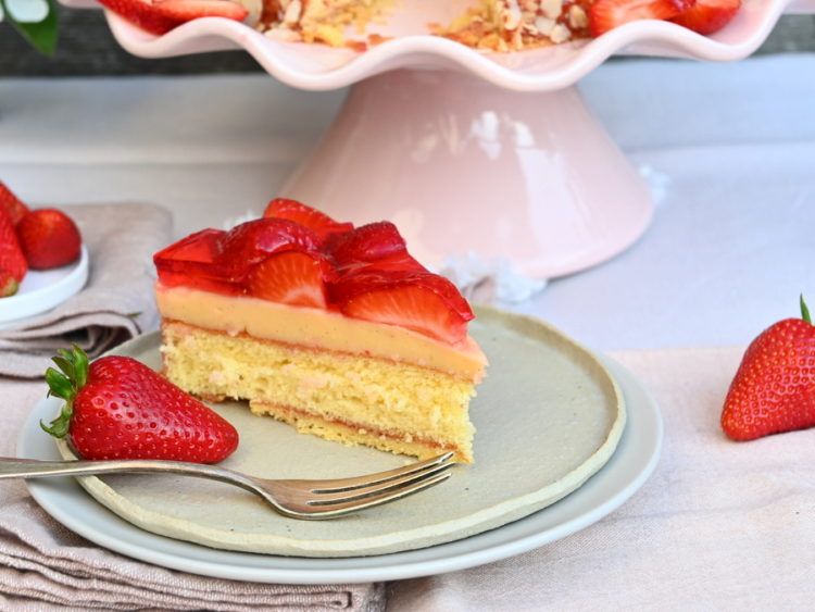 Klassische Erdbeertorte mit Vanillecreme, laktosefrei - Ich muss backen