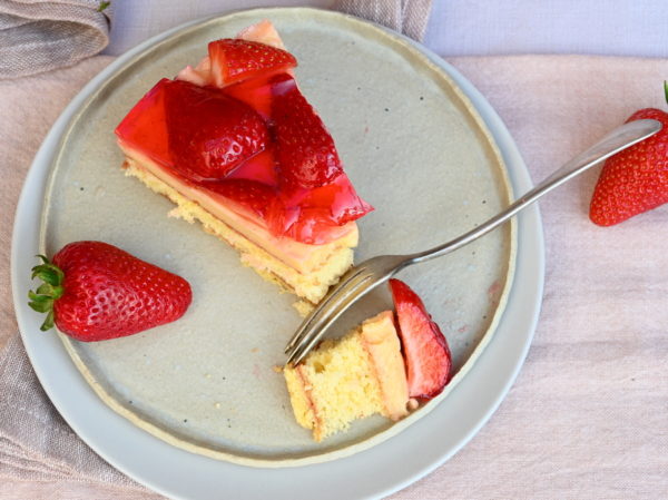 Klassische Erdbeertorte mit Vanillecreme, laktosefrei - Ich muss backen