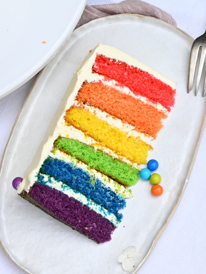 Regenbogen Torte: 1 Stück auf einem Teller