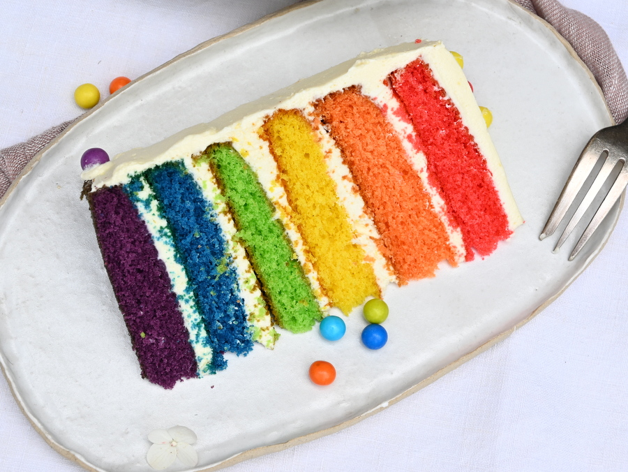 Regenbogen Torte: 1 Stück auf einem Teller