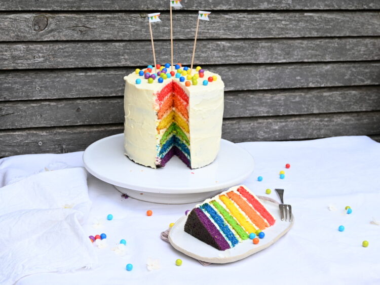 Liebe auf dem Teller: Regenbogen-Torte mit Frischkäsecreme, laktosefrei ...