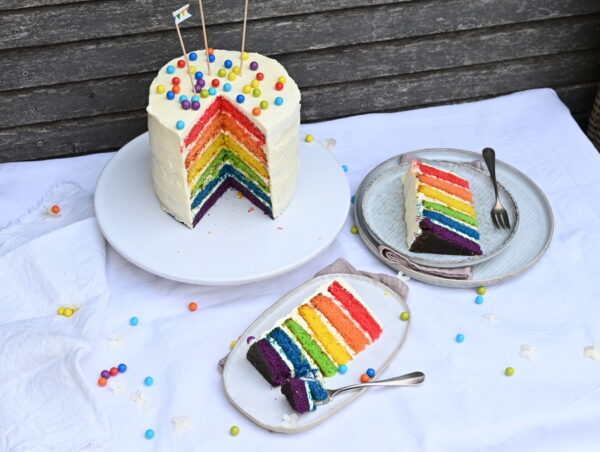 Liebe auf dem Teller: Regenbogen-Torte mit Frischkäsecreme, laktosefrei ...