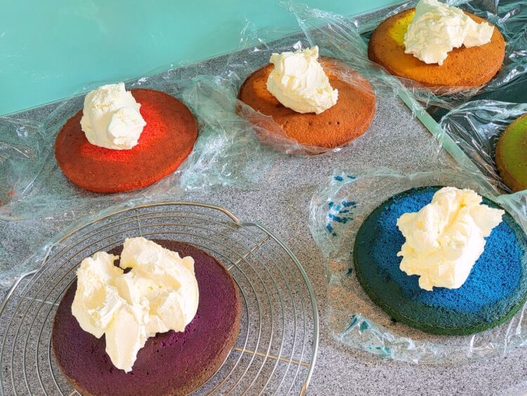 Liebe auf dem Teller: Regenbogen-Torte mit Frischkäsecreme, laktosefrei ...