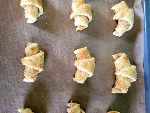Nusskipferl oder Nusshörnchen aus Hefeteig, laktosefrei - Ich muss backen