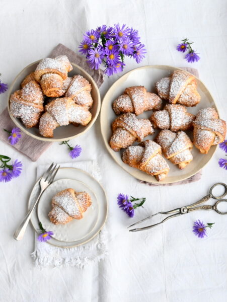 Nusskipferl oder Nusshörnchen aus Hefeteig, laktosefrei - Ich muss backen