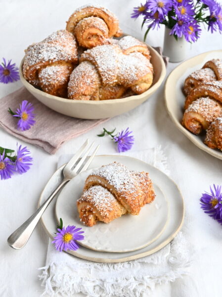 Nusskipferl oder Nusshörnchen aus Hefeteig, laktosefrei - Ich muss backen