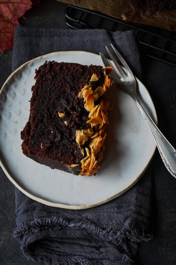Schokoladenkuchen mit Bienenstich-Topping; 1 Stück auf einem Teller, von oben