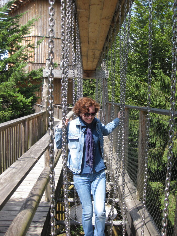 Eva auf einer Hängebrücke beim Baumkronenweg