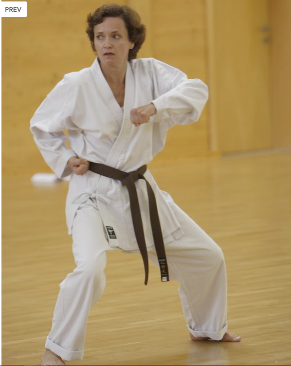 Eva mit Braungurt beim Karate-Training
