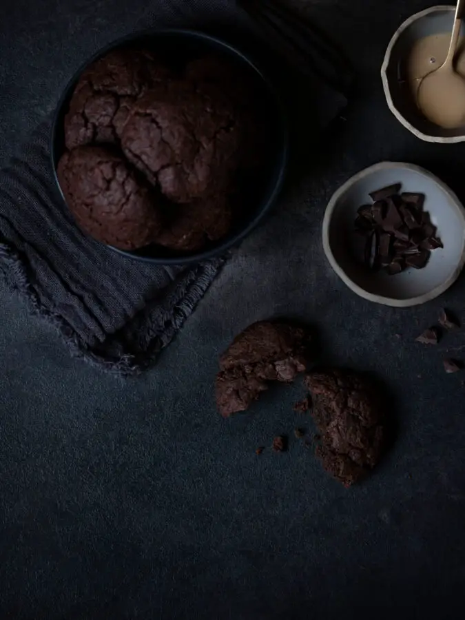 Chocolate Cookies mit Tahini, vegan: in 2 Hälften gebrochenes Cookie von oben