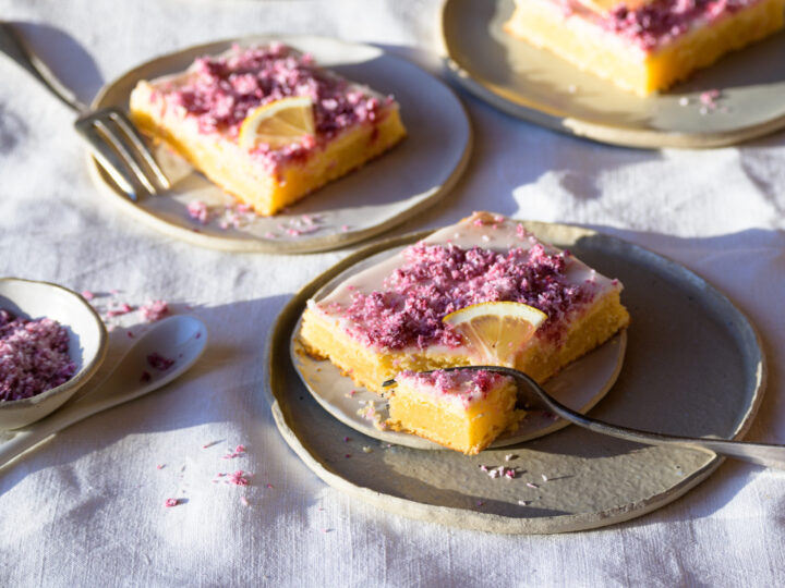Zitronenkuchen mit Himbeer-Kokosraspeln