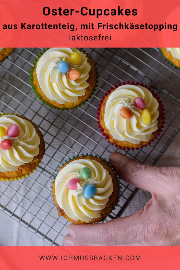 Pinterest Pin: Oster-Cupcakes aus Karottenteig und mit Frischkäsetopping, von oben