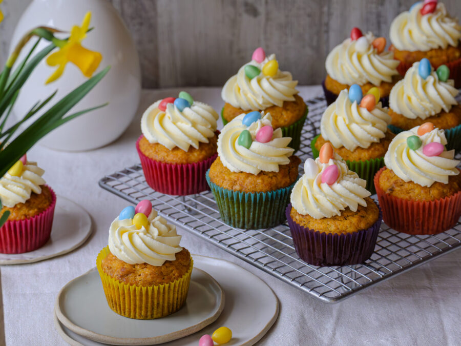 Oster-Cupcakes aus Karottenteig und mit Frischkäsetopping, laktosefrei