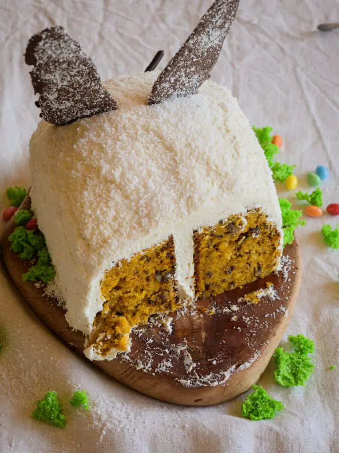 Osterhasen-Kuchen aus Karottenteig und mit Kokos-Buttercreme: Anschnitt