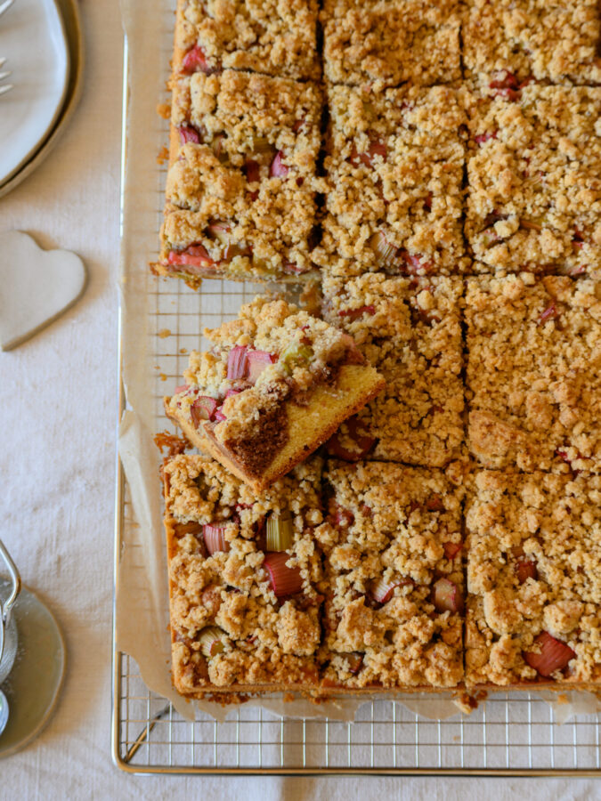 Rhabarberkuchen mit Mandelstreuseln auf Kuchengitter von oben