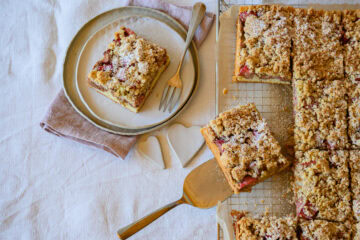 Rhabarberkuchen mit Mandelstreuseln von oben