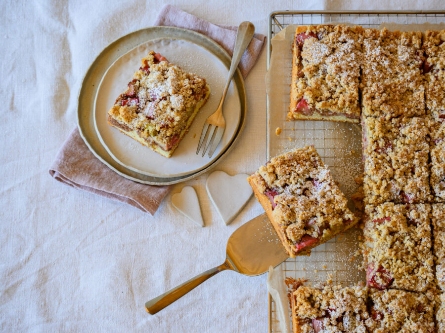 Rhabarber-Blechkuchen mit Mandelstreuseln, laktosefrei