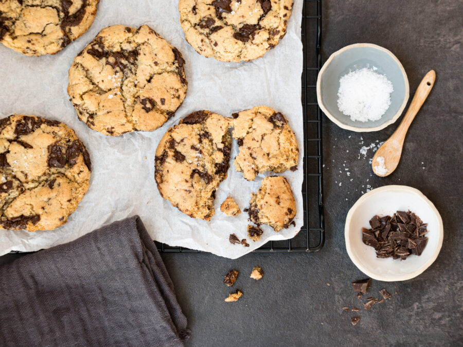 Chocolate Chip Cookies mit Olivenöl und Meersalzflocken - vegan, einfach, lecker