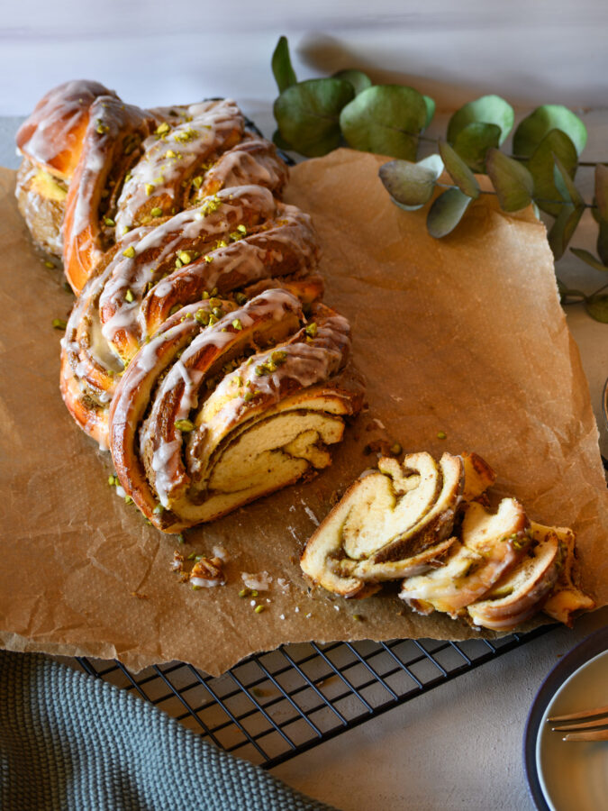 Pistazienstrudel aus Hefeteig