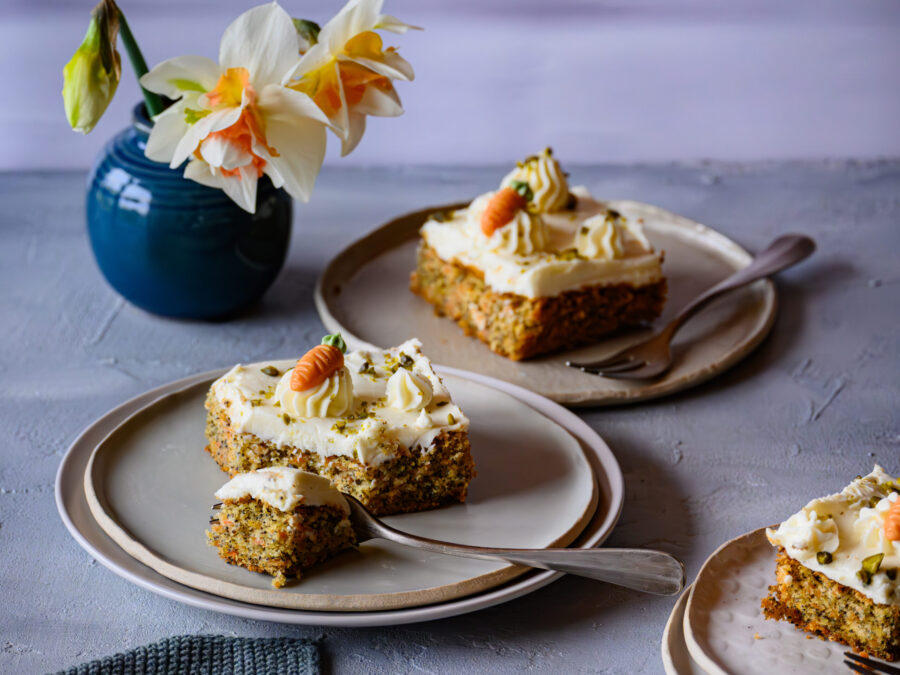 Blechkuchen für Ostern: Karotten-Mohn-Kuchen mit Mascarpone-Topping, laktosefrei